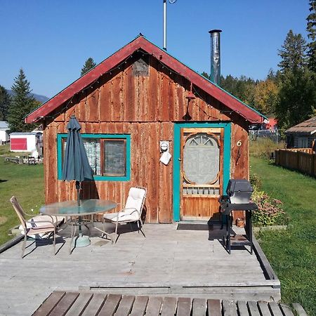 Отель Steamboat Mountain Chalets Spillimacheen Экстерьер фото