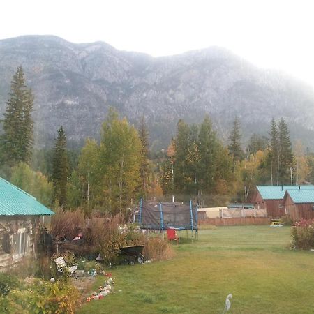Отель Steamboat Mountain Chalets Spillimacheen Экстерьер фото