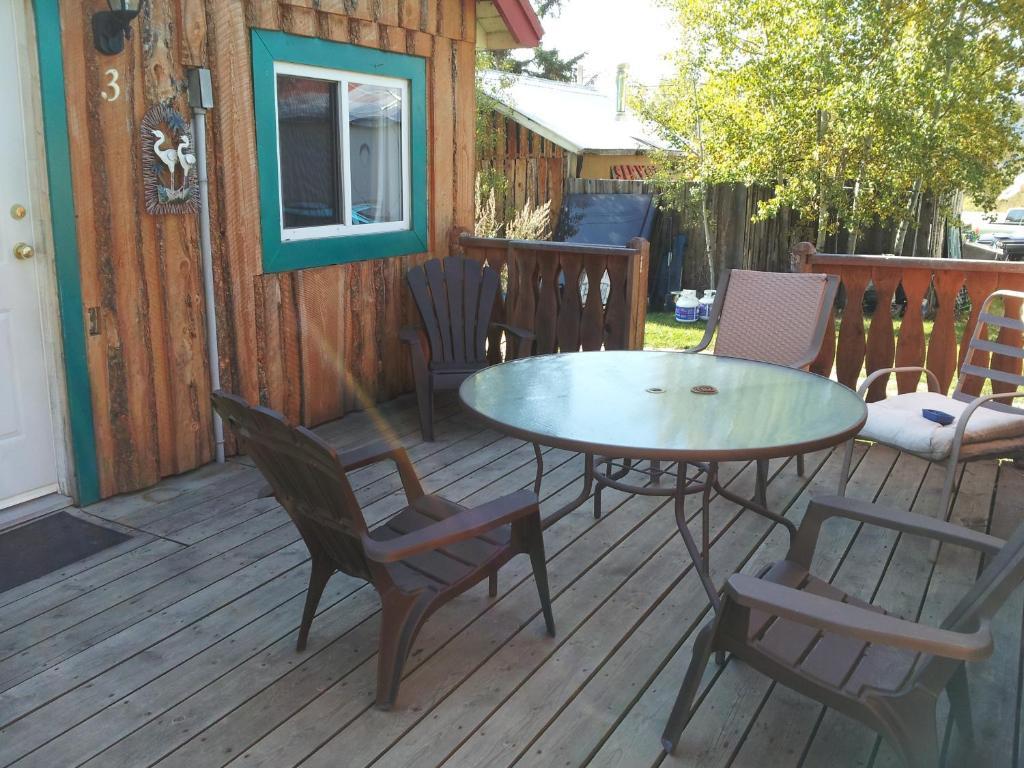 Отель Steamboat Mountain Chalets Spillimacheen Номер фото
