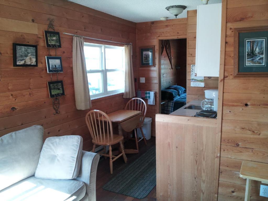 Отель Steamboat Mountain Chalets Spillimacheen Номер фото