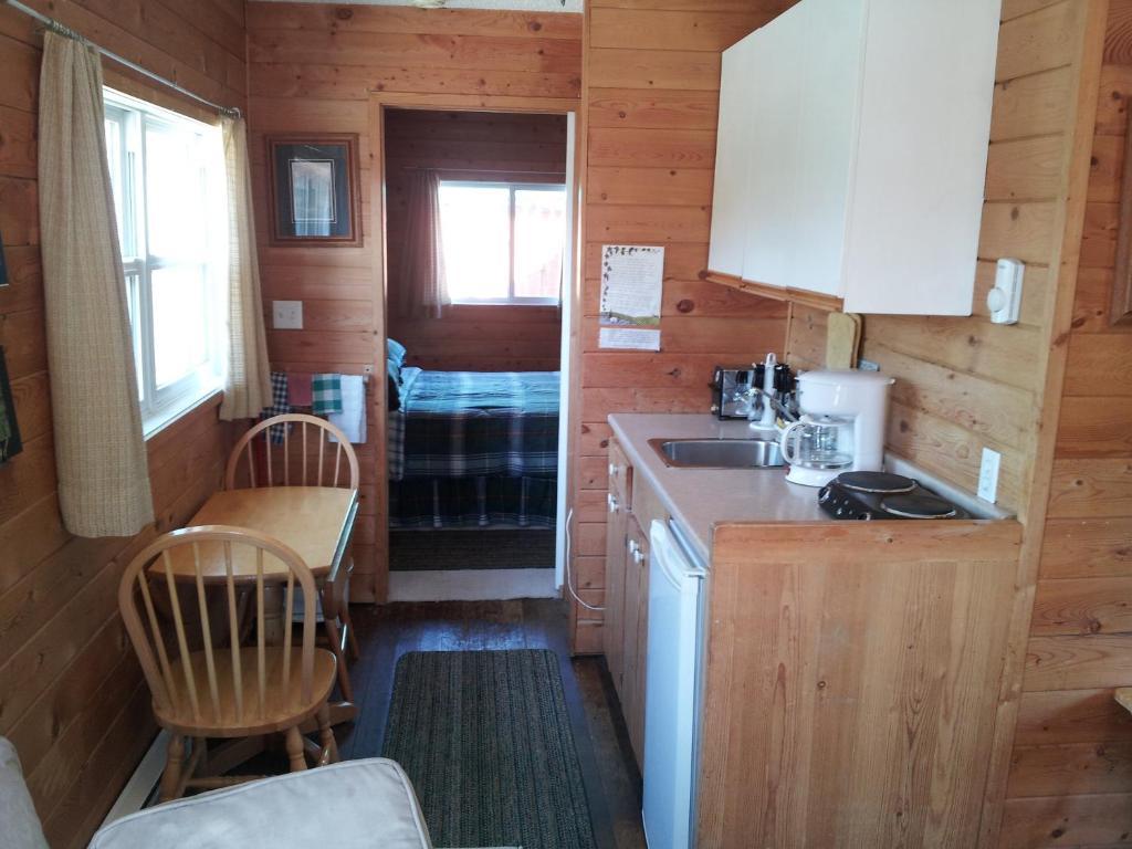 Отель Steamboat Mountain Chalets Spillimacheen Номер фото