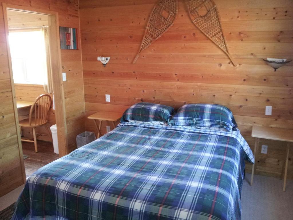 Отель Steamboat Mountain Chalets Spillimacheen Номер фото