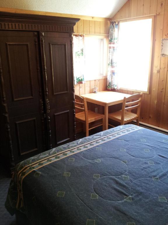 Отель Steamboat Mountain Chalets Spillimacheen Номер фото