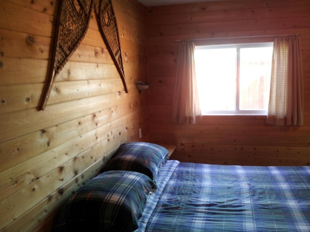 Отель Steamboat Mountain Chalets Spillimacheen Номер фото