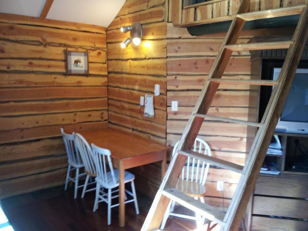 Отель Steamboat Mountain Chalets Spillimacheen Номер фото