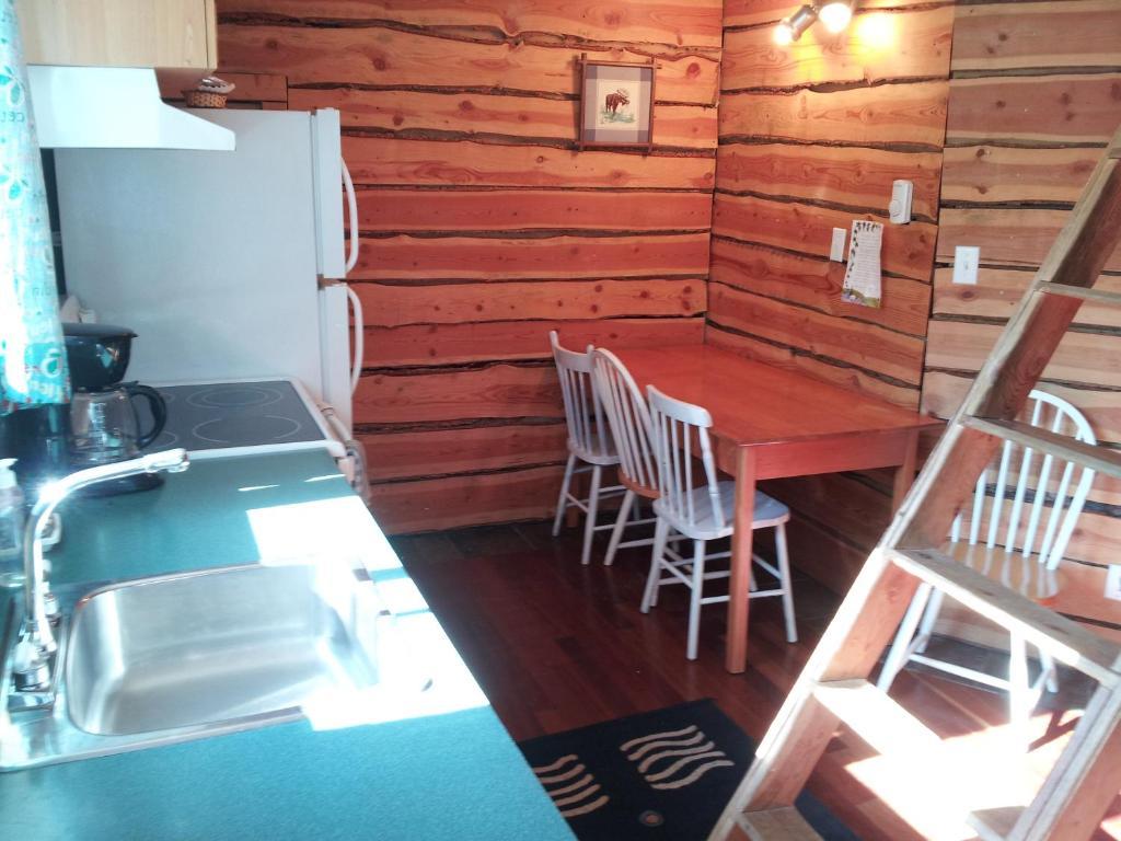 Отель Steamboat Mountain Chalets Spillimacheen Номер фото