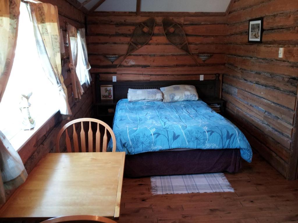 Отель Steamboat Mountain Chalets Spillimacheen Номер фото