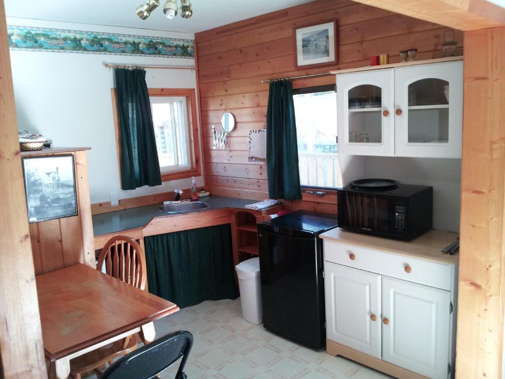 Отель Steamboat Mountain Chalets Spillimacheen Номер фото