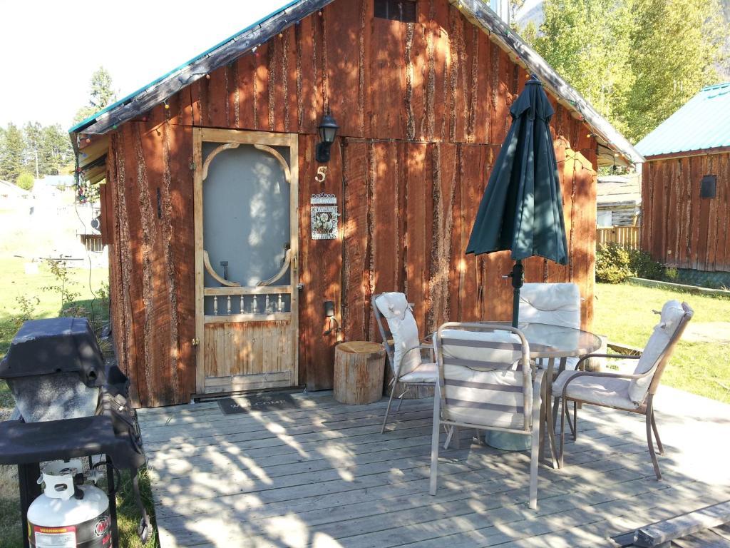 Отель Steamboat Mountain Chalets Spillimacheen Экстерьер фото