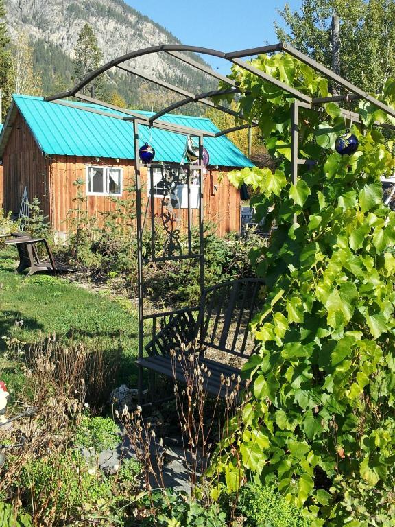 Отель Steamboat Mountain Chalets Spillimacheen Экстерьер фото