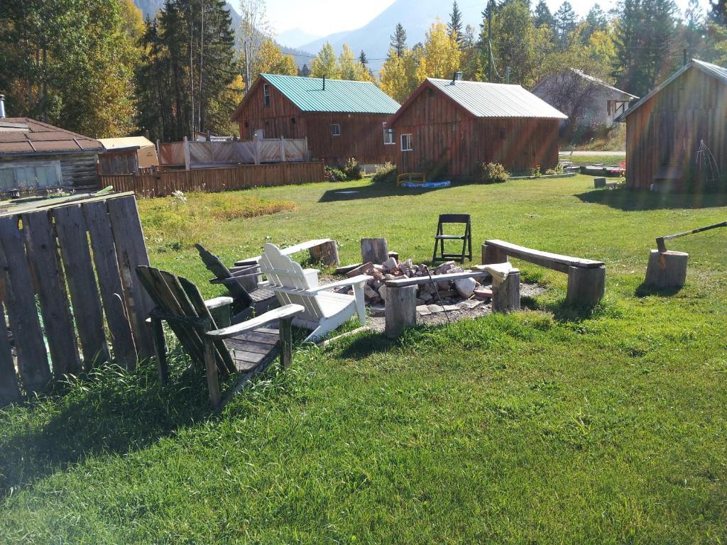 Отель Steamboat Mountain Chalets Spillimacheen Экстерьер фото