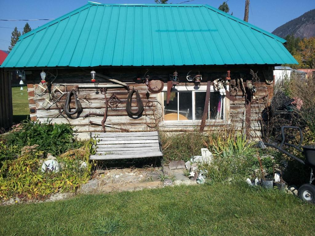 Отель Steamboat Mountain Chalets Spillimacheen Экстерьер фото