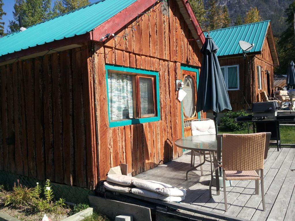 Отель Steamboat Mountain Chalets Spillimacheen Экстерьер фото