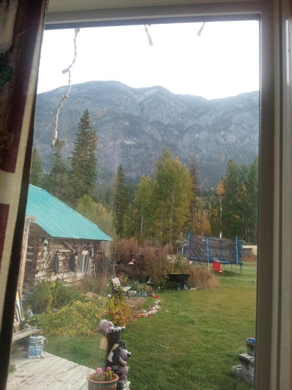 Отель Steamboat Mountain Chalets Spillimacheen Экстерьер фото