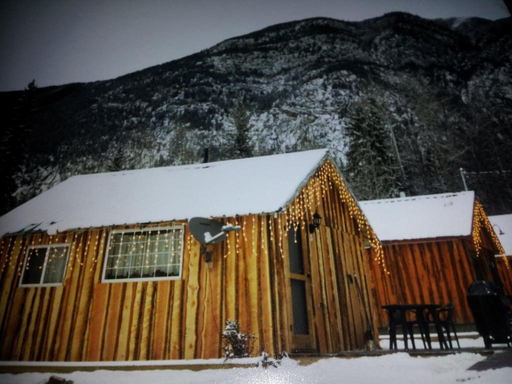Отель Steamboat Mountain Chalets Spillimacheen Экстерьер фото
