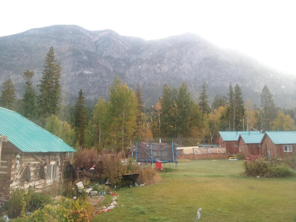 Отель Steamboat Mountain Chalets Spillimacheen Экстерьер фото