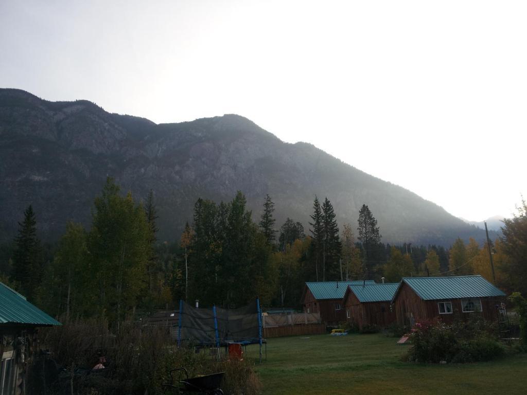 Отель Steamboat Mountain Chalets Spillimacheen Экстерьер фото