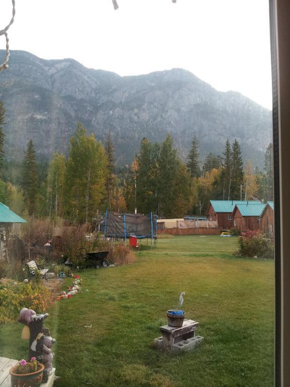 Отель Steamboat Mountain Chalets Spillimacheen Экстерьер фото